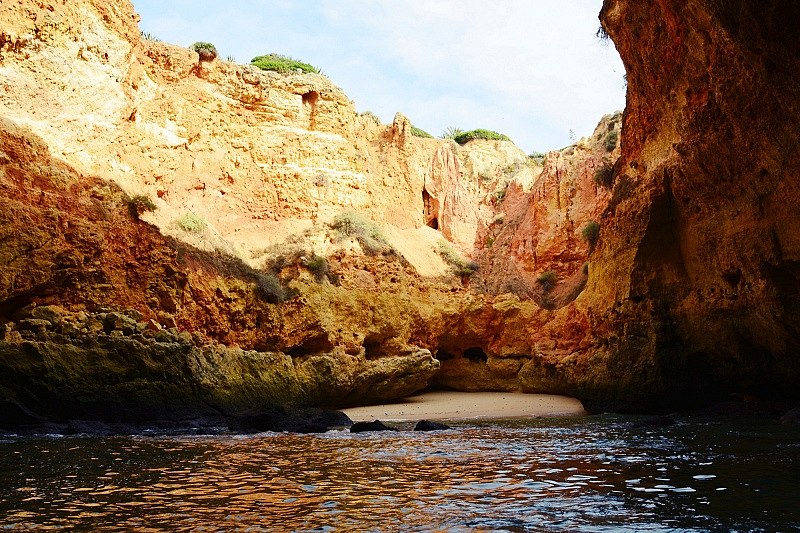 Ukryta plaża od strony oceanu w Algarve.