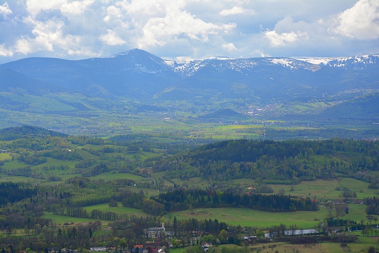 Krajobraz z Krzyżnej Góry na okoliczne miejscowości w dole i Karkonosze - Śnieżkę i Skalny Stół.