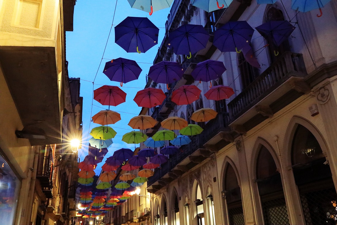 Iglesias - Kolorowe parasolki na Via Giacomo Matteotti w Iglesias.
