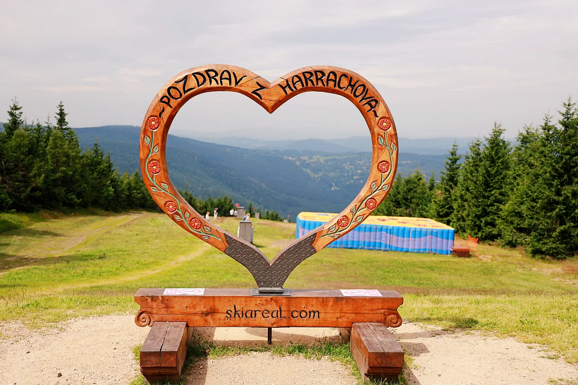 Drewniane serce na szczycie Čertova hora.